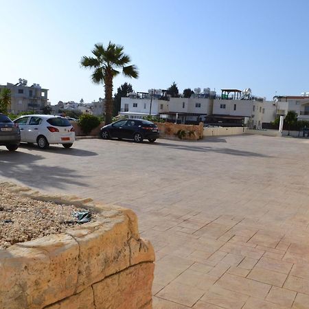 Sun Island Apartments Paphos Bagian luar foto