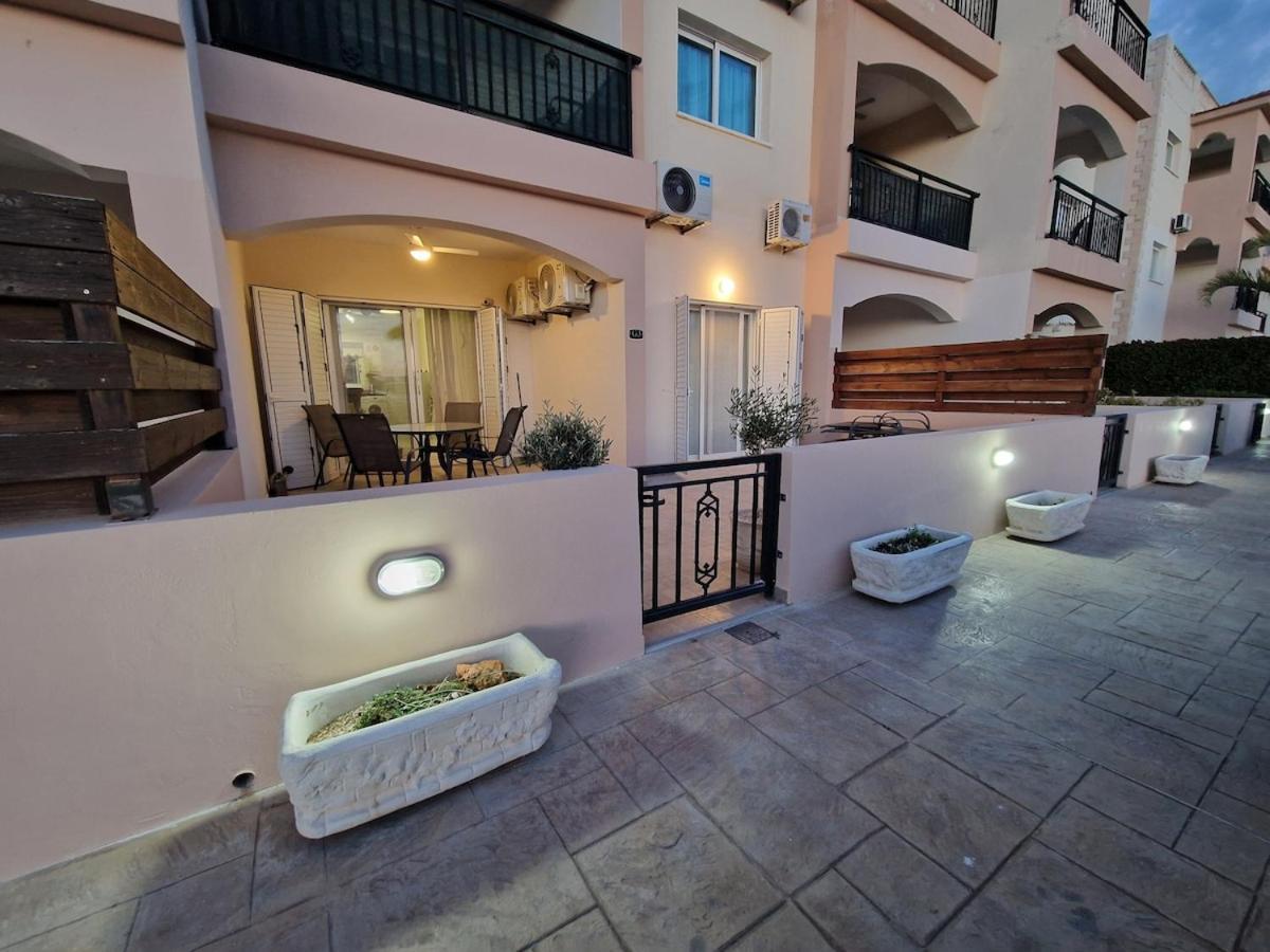 Sun Island Apartments Paphos Bagian luar foto