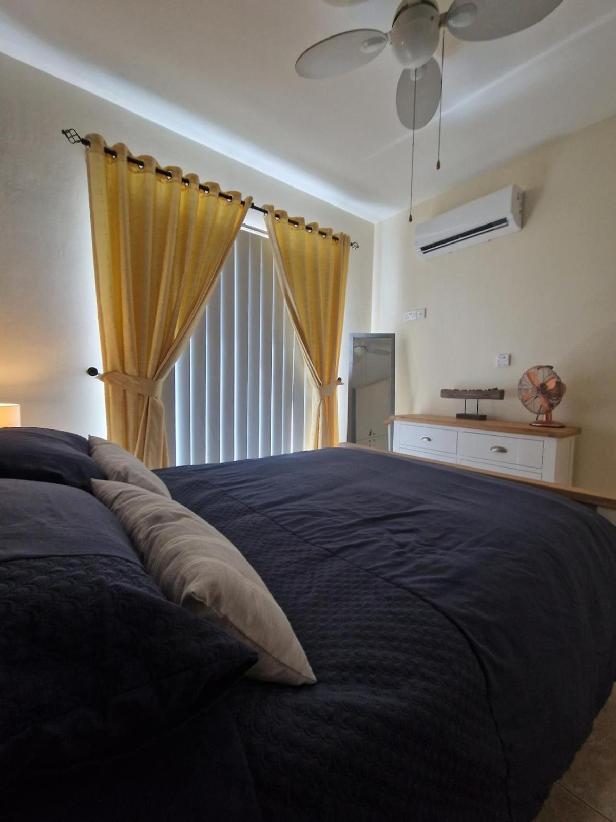 Sun Island Apartments Paphos Bagian luar foto