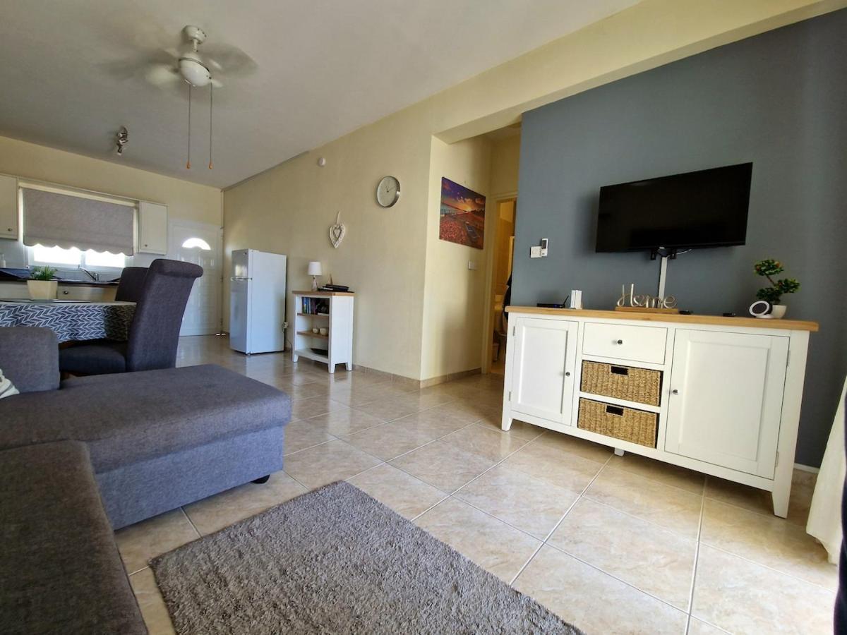 Sun Island Apartments Paphos Bagian luar foto