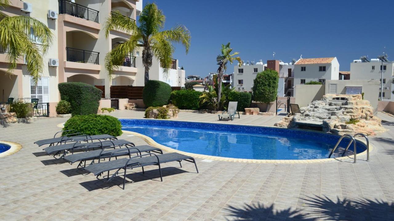 Sun Island Apartments Paphos Bagian luar foto