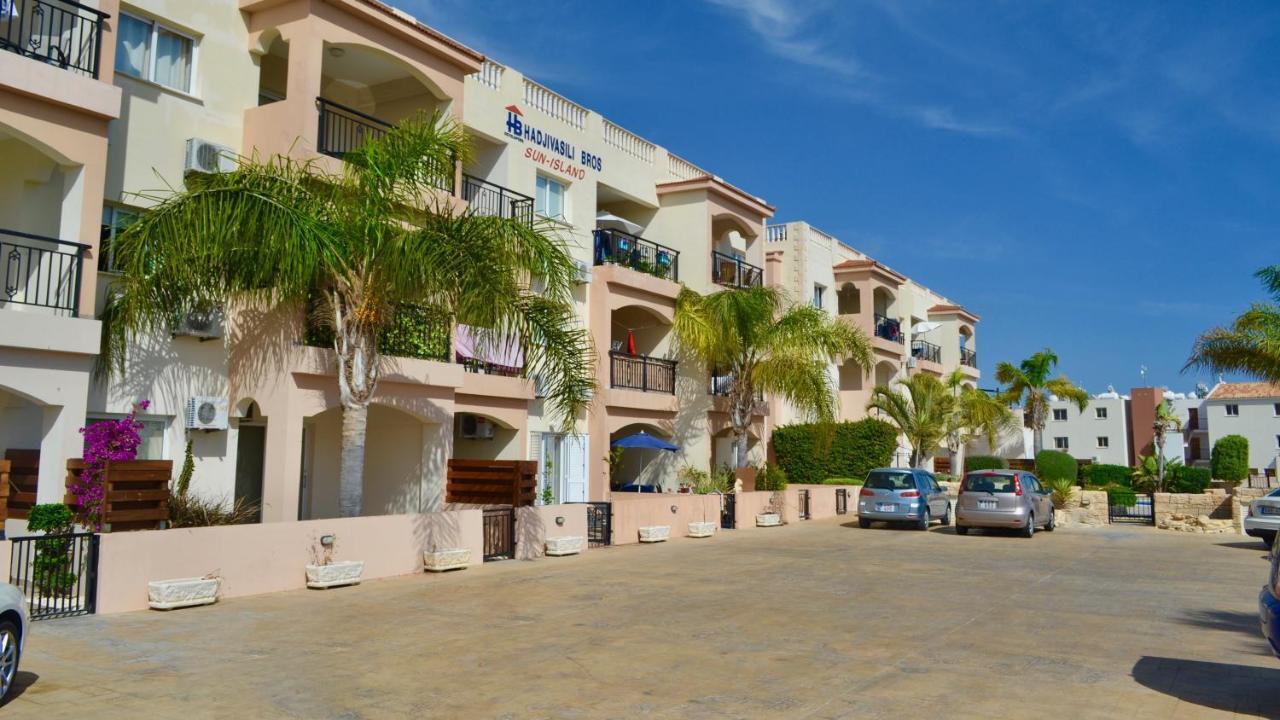 Sun Island Apartments Paphos Bagian luar foto